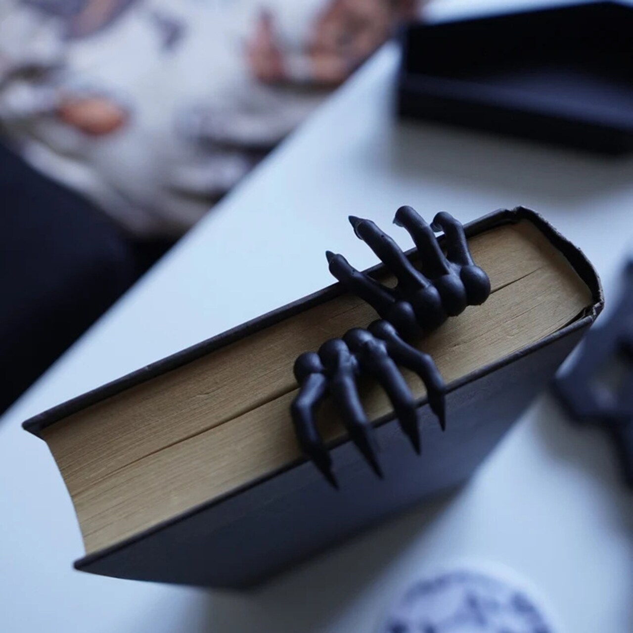 Halloween Devil Hand Bookmark Creepy Resin Demon Claw 3D Hand Book Marker Decoration Desktop Ornament Reading